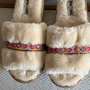 NWOT Minnetonka London slide Cream Slippers